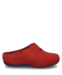 Una pantofola rossa in feltro senza chiusura che offre un comfort di indossamento comodo e caldo. La suola è nera e leggermente profilata per una migliore aderenza.