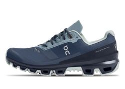 Laufschuhe in Dunkelblau mit hellgrauen Akzenten aus atmungsaktivem Mesh-Material. Die Sohle ist robust und bietet eine gute Dämpfung für optimalen Laufkomfort. Ideal für sportliche Aktivitäten und täglichen Gebrauch.