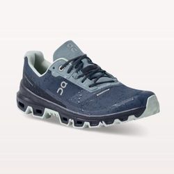 Laufschuhe in Dunkelblau mit hellgrauen Akzenten aus atmungsaktivem Mesh-Material. Die Sohle ist robust und bietet eine gute Dämpfung für optimalen Laufkomfort. Ideal für sportliche Aktivitäten und täglichen Gebrauch.