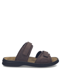 Sandalias de cuero marrón con cierre de velcro. Suela negra de goma y diseño ergonómico para mayor comodidad.