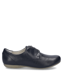 Zapato bajo de cuero negro con cordones. Su diseño elegante y suela beige lo hacen ideal para un uso diario cómodo.