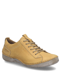 Der Halbschuh ist aus gelbem Leder gefertigt und hat eine klassische Schnürung. Die helle Sohle und dezente Ziernähte verleihen dem Schuh einen modernen Look.