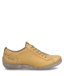 Der Halbschuh ist aus gelbem Leder gefertigt und hat eine klassische Schnürung. Die helle Sohle und dezente Ziernähte verleihen dem Schuh einen modernen Look.