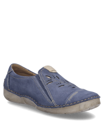 Der blaue Slipper aus weichem Leder hat einen praktischen Gummizugverschluss. Auffällig sind die dekorativen Ziernähte und die seitlichen Cut-Outs.
