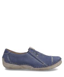 Der blaue Slipper aus weichem Leder hat einen praktischen Gummizugverschluss. Auffällig sind die dekorativen Ziernähte und die seitlichen Cut-Outs.