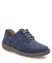Scarpa bassa blu in pelle scamosciata con allacciatura. Suola marrone chiaro in gomma riciclata con cuciture a vista.