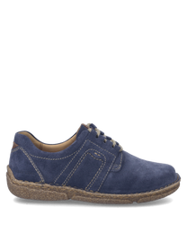 Scarpa bassa blu in pelle scamosciata con allacciatura. Suola marrone chiaro in gomma riciclata con cuciture a vista.