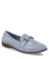 Elegante Ballerina aus weichem hellblauen Leder mit Gummizug für optimalen Halt. Der Schuh ist leicht und hat eine flache Sohle für hohen Tragekomfort.