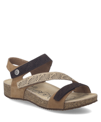 Sandalo in pelle con chiusura in velcro. Colore marrone e beige con dettagli traforati e suola con effetto granitico.