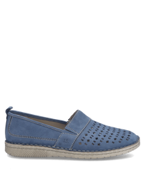 Blauer Slipper aus Leder mit Gummizug. Der Schuh hat eine perforierte Oberseite für Belüftung und eine helle Sohle für Komfort.
