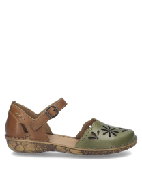 Sandalo in pelle con chiusura in velcro. La tomaia è verde con dettagli floreali intagliati mentre il tallone è marrone con cinturino regolabile.