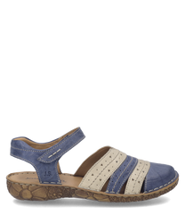 Blaue Sandale aus Leder mit beigem Riemen und Klettverschluss. Die Sohle hat ein florales Reliefmuster und die Riemen sind mit Dreiecksausschnitten verziert.