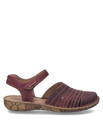 Sandalo in pelle marrone con chiusura in velcro. Suola decorativa effetto pietra.