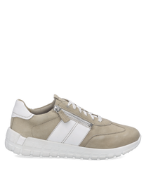 Brauner Sneaker aus Wildleder mit silbernen Akzenten. Weiße Schnürung und Sohle sorgen für modernen Look.