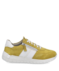 Gelber Sneaker aus Wildleder mit weißer Sohle und Schnürung. Seitlicher Reißverschluss als besonderes Merkmal.