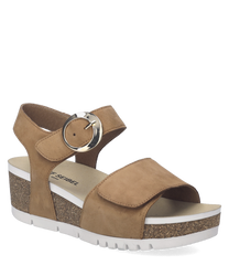 Sandalo marrone con chiusura in velcro realizzato in pelle scamosciata. Presenta un tacco zeppa con dettagli in sughero e una fibbia decorativa metallica.