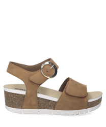 Sandalo marrone con chiusura in velcro realizzato in pelle scamosciata. Presenta un tacco zeppa con dettagli in sughero e una fibbia decorativa metallica.
