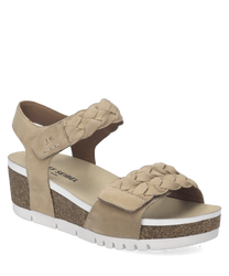 Sandales en cuir beige avec fermeture Velcro. Semelle compensée en liège avec détails tressés élégants.