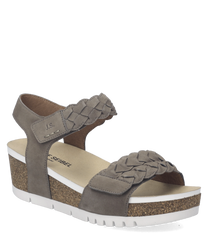 Graue Sandale aus Leder mit Klettverschluss. Geflochtene Details und Korkabsatz verleihen einen modernen Look.