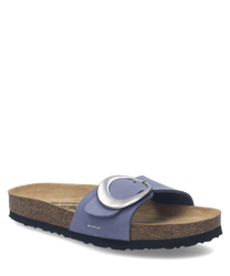 Sandalias de color púrpura con cierre de hebilla plateada. Su material es cuero sintético y la suela es de corcho para mayor comodidad.