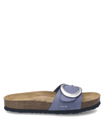 Sandalias de color púrpura con cierre de hebilla plateada. Su material es cuero sintético y la suela es de corcho para mayor comodidad.