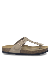 Sandalo beige con fibbia e cinturino intrecciato in pelle. Suola in sughero e plantare ergonomico per un comfort ottimale.