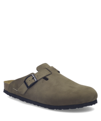 Clog de color marrón hecho de material suave con un diseño minimalista. Presenta un cierre de hebilla metálica ajustable para un ajuste cómodo.