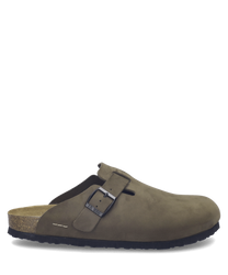 Clog de color marrón hecho de material suave con un diseño minimalista. Presenta un cierre de hebilla metálica ajustable para un ajuste cómodo.