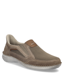 Mocassins en daim beige avec dessus en maille pour aération. Fermeture Easy On pour un enfilage facile et semelle blanche contrastante pour un confort optimal.
