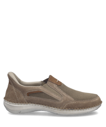 Mocassins en daim beige avec dessus en maille pour aération. Fermeture Easy On pour un enfilage facile et semelle blanche contrastante pour un confort optimal.