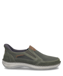 Zielony zamszowy slipper z brązowym wykończeniem. Ma siatkową wstawkę i elastyczne wsuwanie Easy On dla wygody.