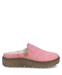 Der Hausschuh ist aus weichem Stoff in Rosa gefertigt und zeigt ein florales Muster. Er hat keinen Verschluss und eine robuste beige Sohle für zusätzlichen Komfort.