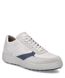 Moderner Sneaker aus weißem Leder mit grauen und blauen Akzenten. Der Schuh besitzt eine Schnürung und eine bequeme weiße Sohle für optimalen Tragekomfort.