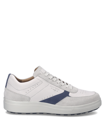 Moderner Sneaker aus weißem Leder mit grauen und blauen Akzenten. Der Schuh besitzt eine Schnürung und eine bequeme weiße Sohle für optimalen Tragekomfort.