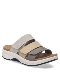Een comfortabele sandaal met een beige leren bovenkant en drie klittenbandsluitingen voor eenvoudig aanpassen. De zool is wit met een lichte verhoging voor extra ondersteuning.