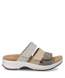 Een comfortabele sandaal met een beige leren bovenkant en drie klittenbandsluitingen voor eenvoudig aanpassen. De zool is wit met een lichte verhoging voor extra ondersteuning.