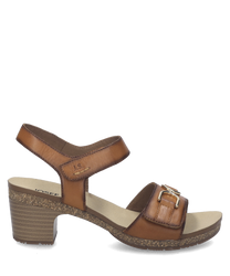 Sandalo in pelle marrone con chiusura in velcro. Tacco medio e dettagli metallici sulla parte frontale