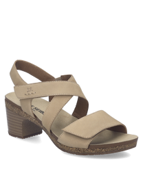 Beigefarbene Sandale aus Leder mit Klettverschluss. Der Schuh hat einen mittelhohen Blockabsatz und eine strukturierte Sohle für besseren Halt.