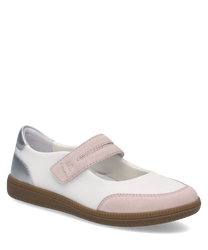 Weiße Ballerina mit rosa Klettverschluss und silbernem Fersenbereich. Der Schuh besteht aus Textil mit Wildlederdetails vorne und hat eine braune Sohle.