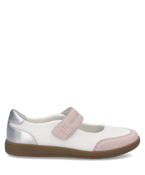 Weiße Ballerina mit rosa Klettverschluss und silbernem Fersenbereich. Der Schuh besteht aus Textil mit Wildlederdetails vorne und hat eine braune Sohle.