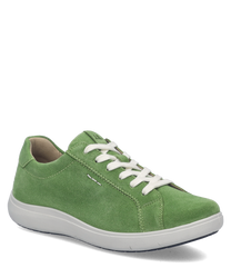 Grüner Sneaker aus Wildleder mit weißer Schnürung. Der Schuh hat eine flache weiße Sohle und dezente Ziernähte an den Seiten.
