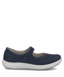 Donkerblauwe lage schoen met klittenbandsluiting. Gemaakt van zacht materiaal met een stevige witte zool voor comfortabel dagelijks gebruik.