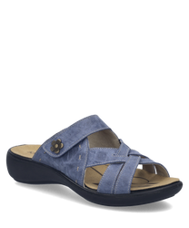 Niebieski sandał z zapięciem na rzepy wykonany z materiału przypominającego skórę z ozdobnym kwiatkiem. Podeszwa jest ciemna i anatomicznie ukształtowana dla komfortu.