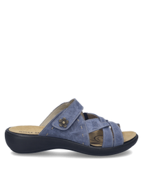 Niebieski sandał z zapięciem na rzepy wykonany z materiału przypominającego skórę z ozdobnym kwiatkiem. Podeszwa jest ciemna i anatomicznie ukształtowana dla komfortu.