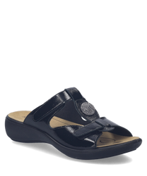Sandales en cuir noir avec fermeture Velcro. Semelle intérieure confortable et semelle extérieure en caoutchouc pour une adhérence optimale.