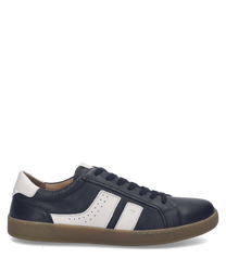 Schwarzer Sneaker aus Leder mit weißem Detail und Schnürung. Der Schuh hat eine flache Gummisohle und dezente Lochmuster auf der Seite.