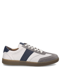 Moderner Sneaker aus Leder in Weiß mit grauen und marineblauen Akzenten. Ausgestattet mit Schnürung und einer strapazierfähigen Gummisohle für optimalen Komfort.