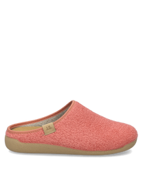 Roter Hausschuh ohne Verschluss aus weichem Stoff mit flacher Sohle. Der Schuh hat ein schlichtes Design und ein kleines braunes Label mit J.S. Schriftzug seitlich.
