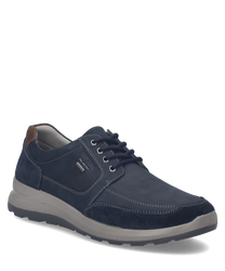 Zapato tipo snaker azul de cordones. Hecho de gamuza con detalle en cuero marrón en el talón.
