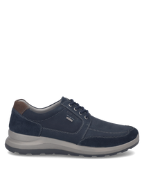 Zapato tipo snaker azul de cordones. Hecho de gamuza con detalle en cuero marrón en el talón.